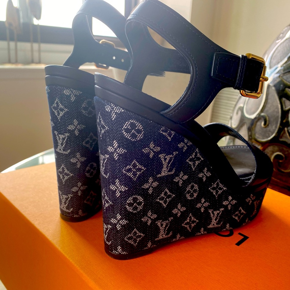 Authentic Louis Vuitton Waterfall Wedge Sandal sz 39 New! Dark Navy Blue Leather - Picture 14 of 16